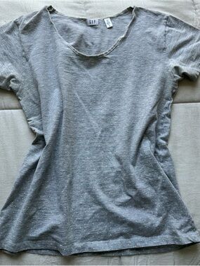 GAP Women’s Light Gray Short Sleeve Scoop Neck Tee
